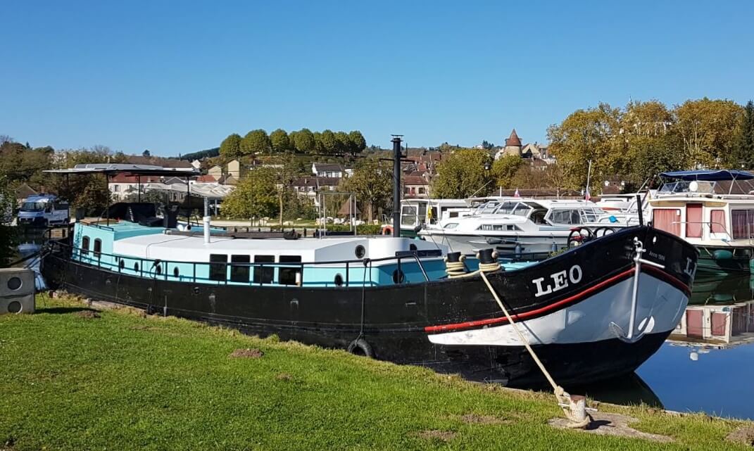 Schiff am Steg