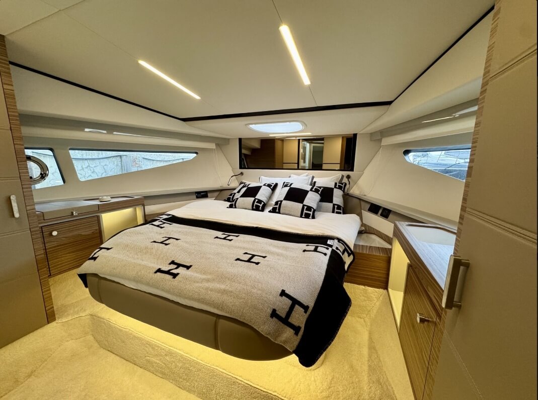 C42_bow_cabin_01
