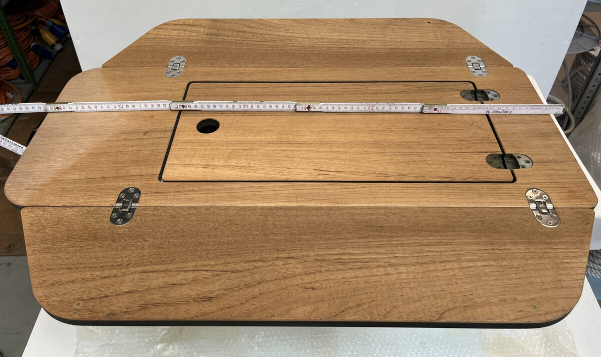 Cockpittisch, zwei Scharniere fehlen