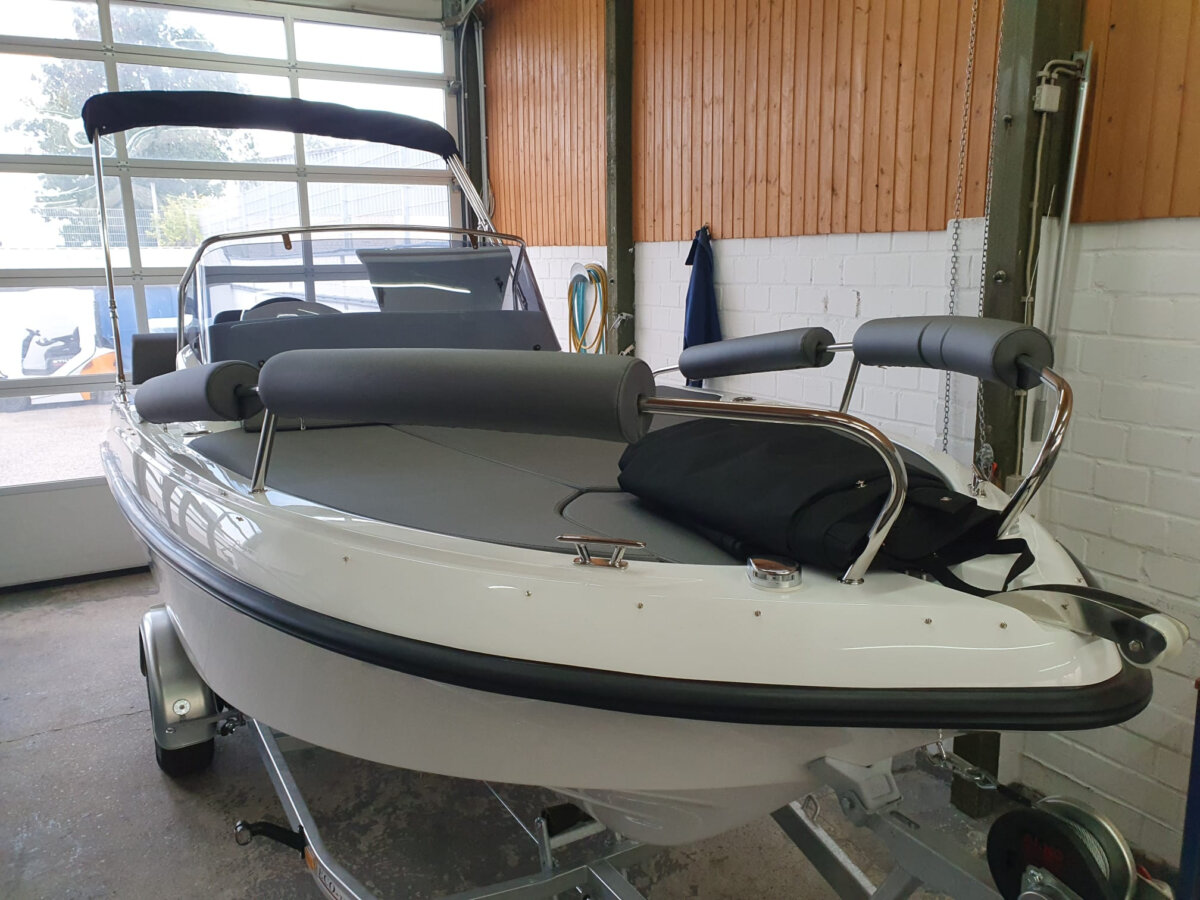 Trident Boats Sundeck 530 