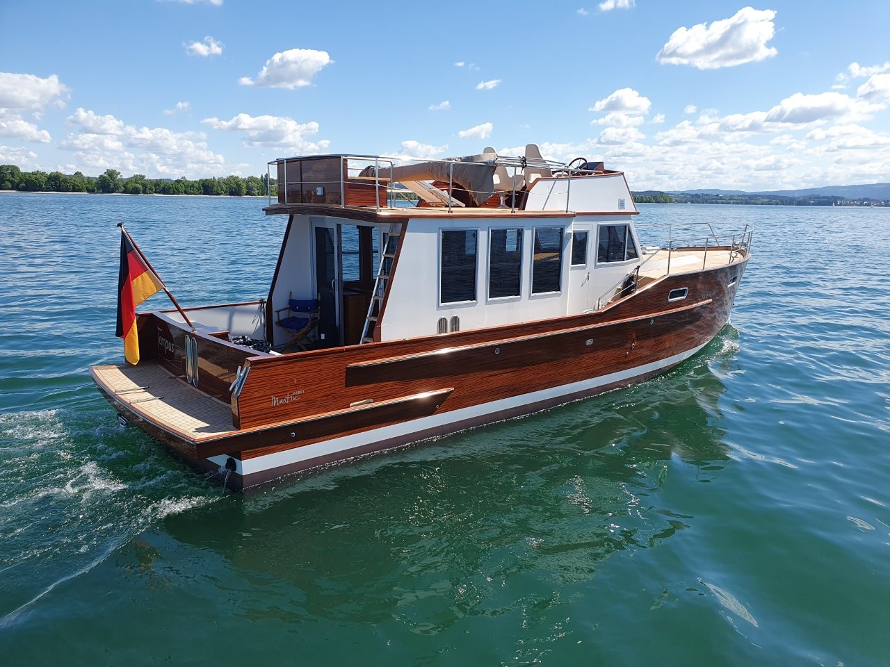 Martin 44 Motoryacht - von Stb achtern