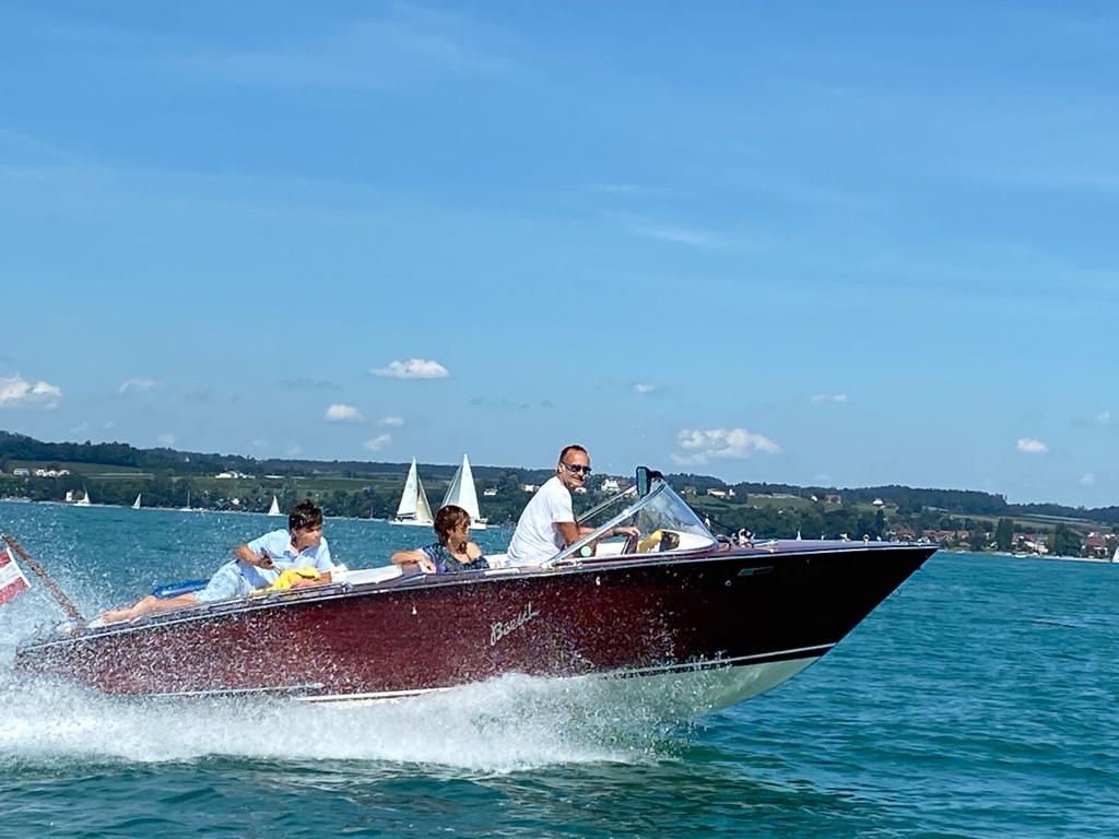 BÖSCH 560 SUNDECK – Mahagoni-Klassiker mit Bodenseezulassung & V8 Power Fahrt